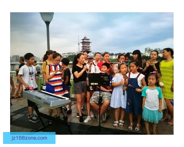 艾维街头演讲引关注 手持麦克风与路人分享独到见解与生活感悟